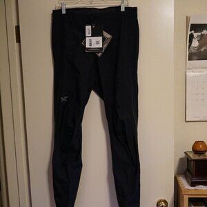 Women's Arc’teryx Traverse Gore Tex Shell/Rain Pants, Size Medium/Short